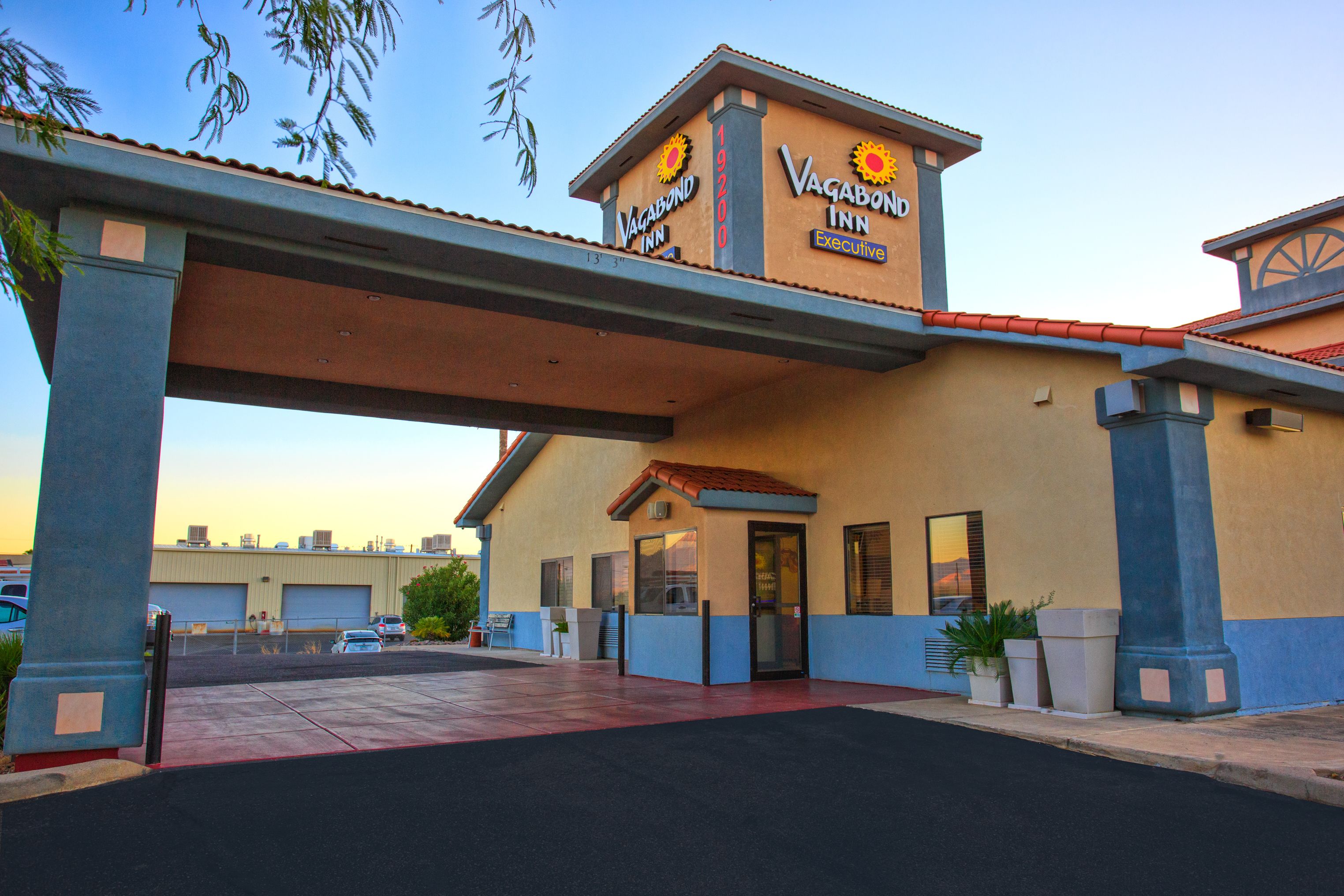 Un hotel con un cartel que dice "Vagabond Inn Executive".