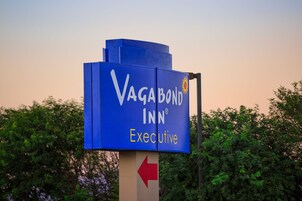 Letrero de VAGABOND INN con flecha roja que apunta a la izquierda.
