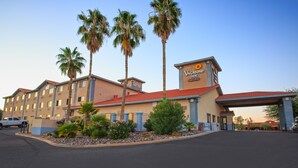A hotel with a red roof, palm trees, and a sign for 'Vagabond Inn'. - Vagabond Inn Executive - Green Valley (Green Valley)