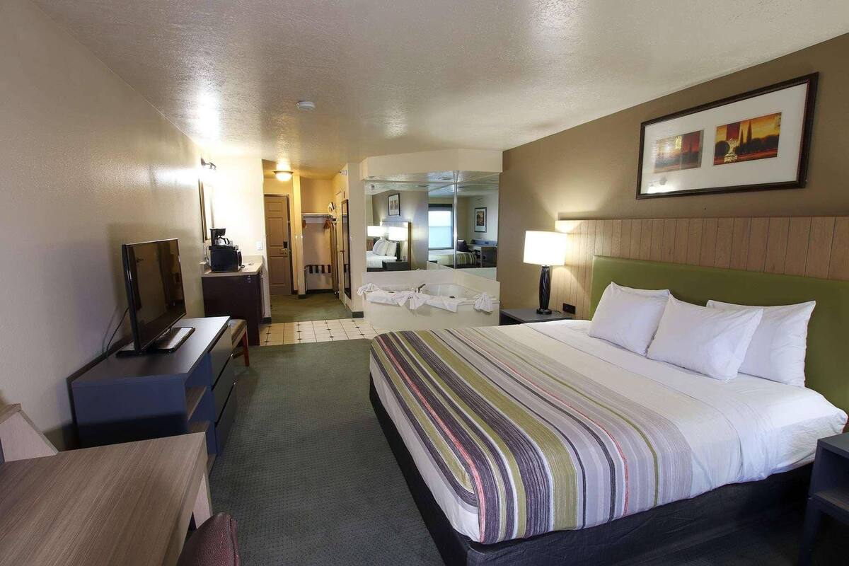 Suite, 1 très grand lit, non-fumeur, baignoire à jets | Draps en coton égyptien, literie de qualité, couette en duvet