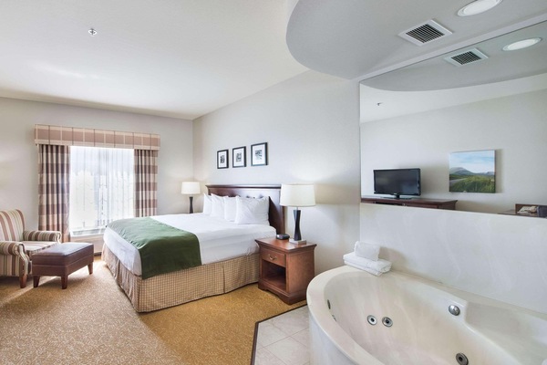 Suite, 1 King Bed, Non Smoking, Jetted Tub | In-room safe, desk, iron/ironing board, rollaway beds (surcharge)