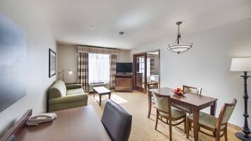 Suite, 1 habitación, para no fumadores | Caja de seguridad en la habitación y escritorio