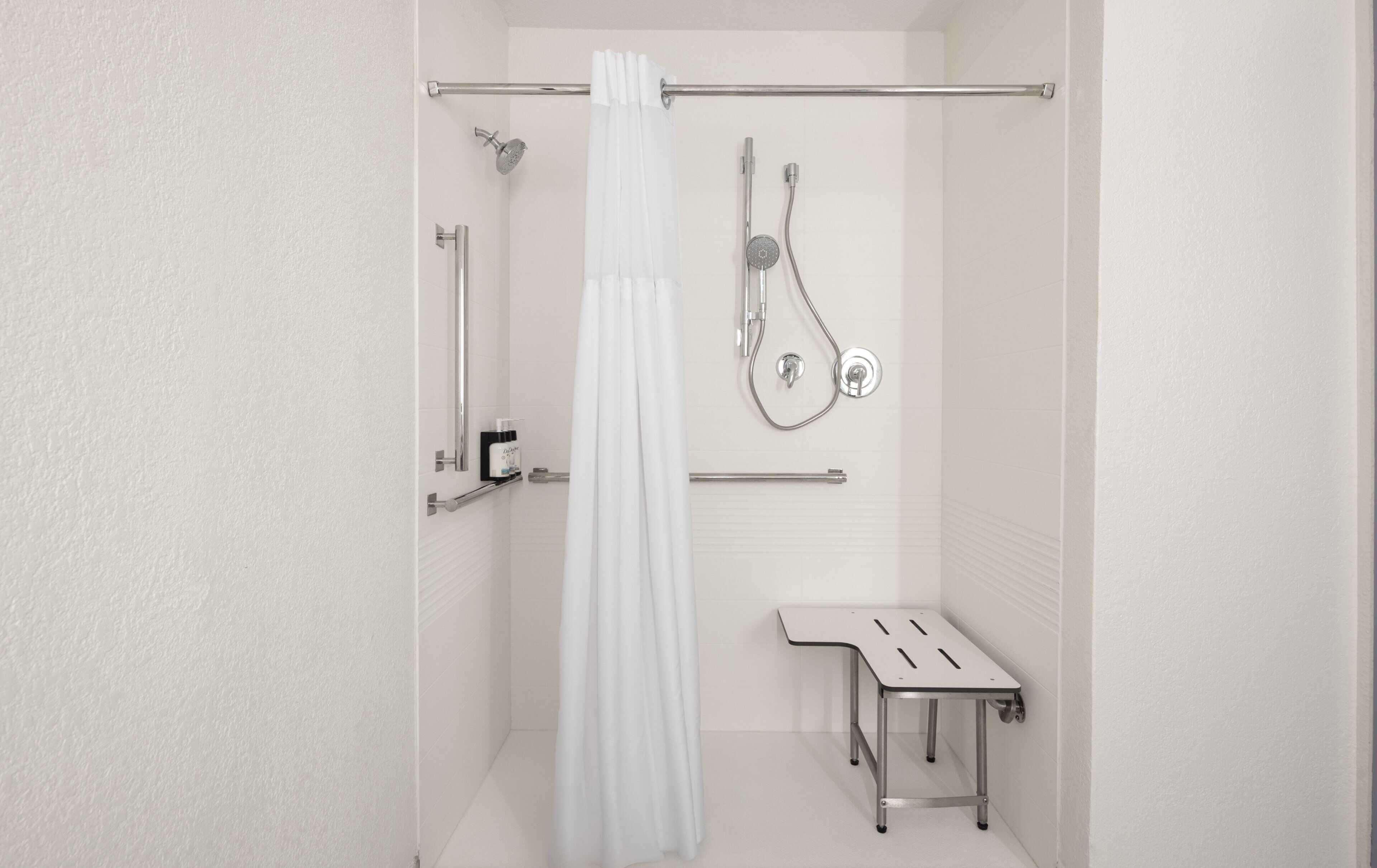 Bañera con ducha, artículos de tocador ecológicos, secador de pelo
