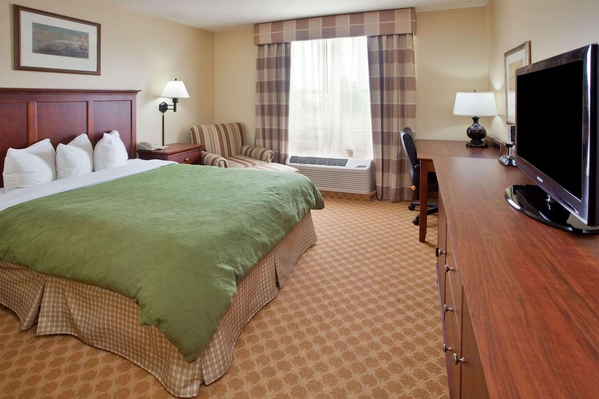 1 bedroom, desk, iron/ironing board, free cribs/infant beds