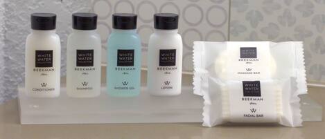 Presentación de productos White Water Collection, que incluye acondicionador, champú, gel de ducha y loción.