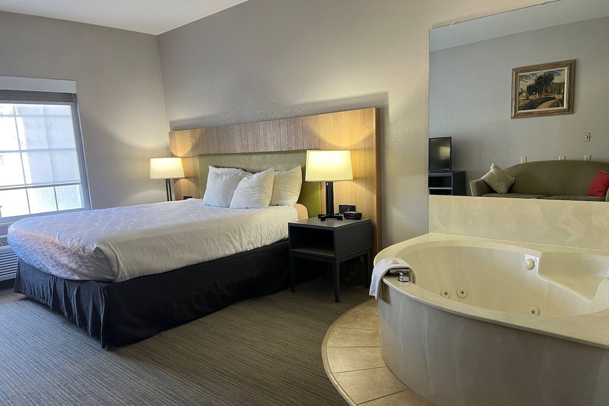 Estudio, 1 cama de matrimonio grande, no fumadores, bañera de hidromasaje | 1 dormitorio, ropa de cama de alta calidad, edredones de plumas