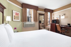 Deluxe Room, 1 Queen Bed, Refrigerator & Microwave - Hotel 46 Times Square (New York)