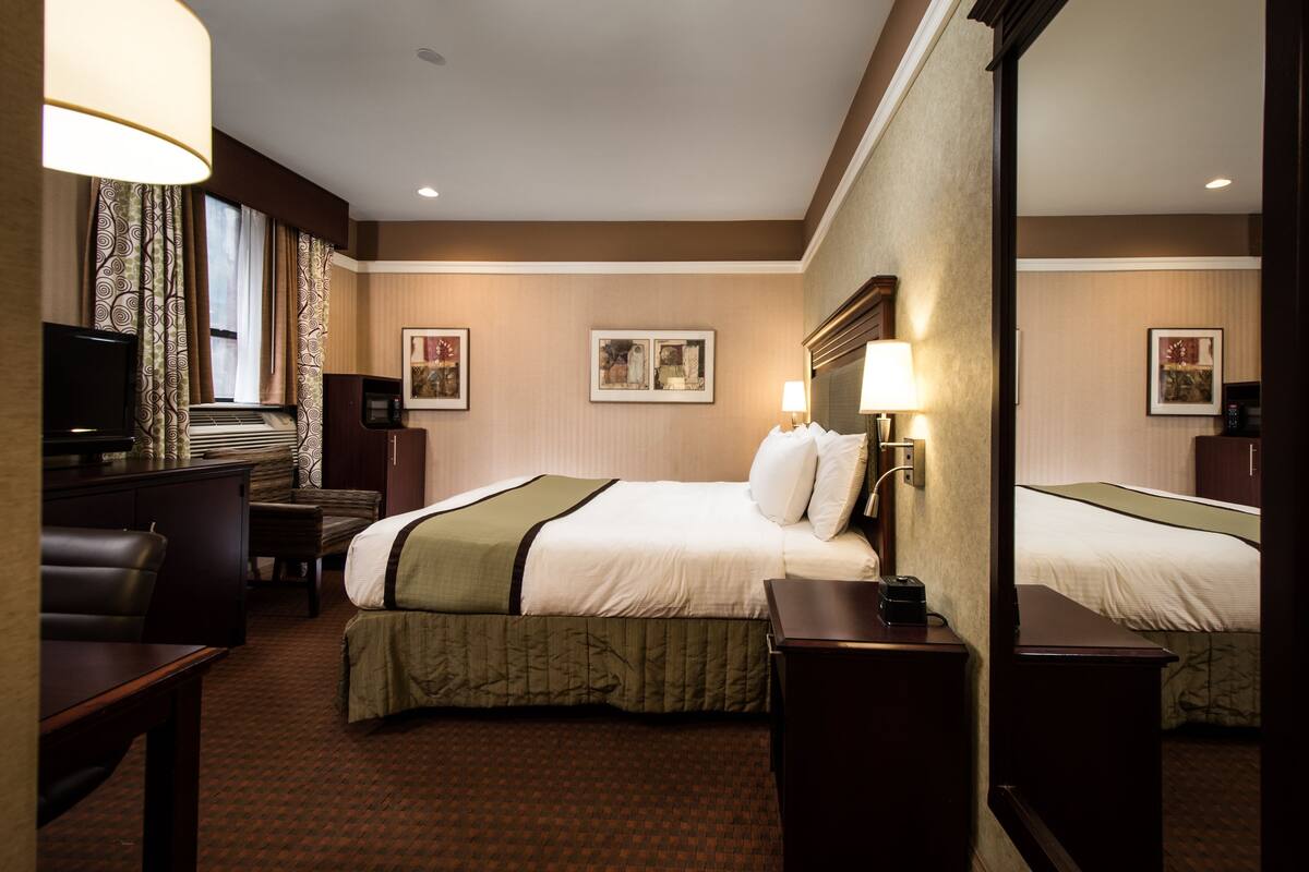 Chambre Deluxe, 1 trÚs grand lit, réfrigérateur et four à micro-ondes