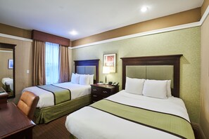 Quarto, 2 camas Queen | 1 quarto, cofres nos quartos, escrivaninha, cortinas blackout