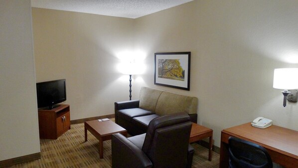 32-inch flat-screen TV with cable channels, TV - Extended Stay America Suites Dallas Frankford Road (Dallas)