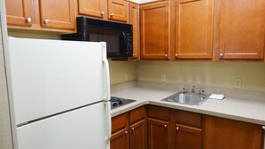 Frigorifero con congelatore, microonde, piano cottura, lavastoviglie