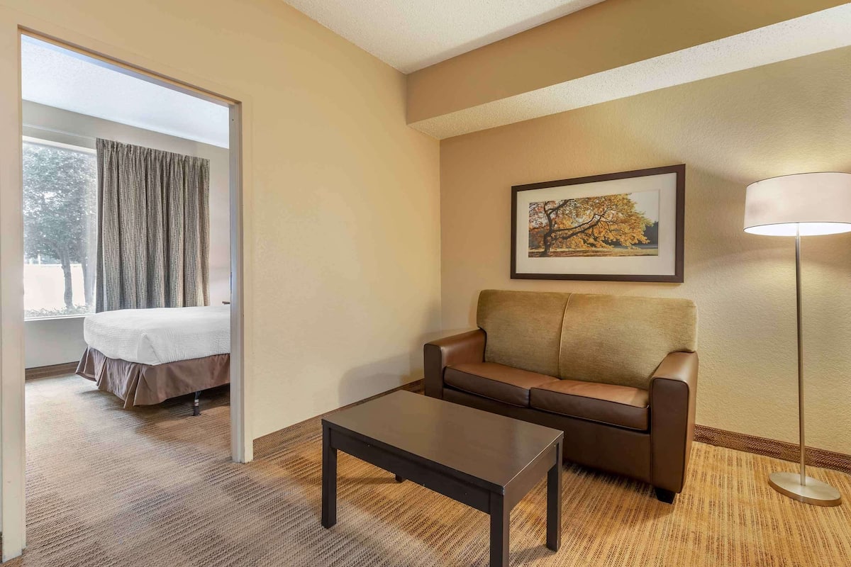 Desk, iron/ironing board, free WiFi, bed sheets