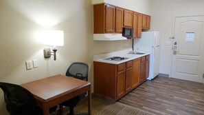 Private kitchen | Full-sized fridge, microwave, stovetop, dishwasher - Extended Stay America Suites Dallas Frankford Road (Dallas)