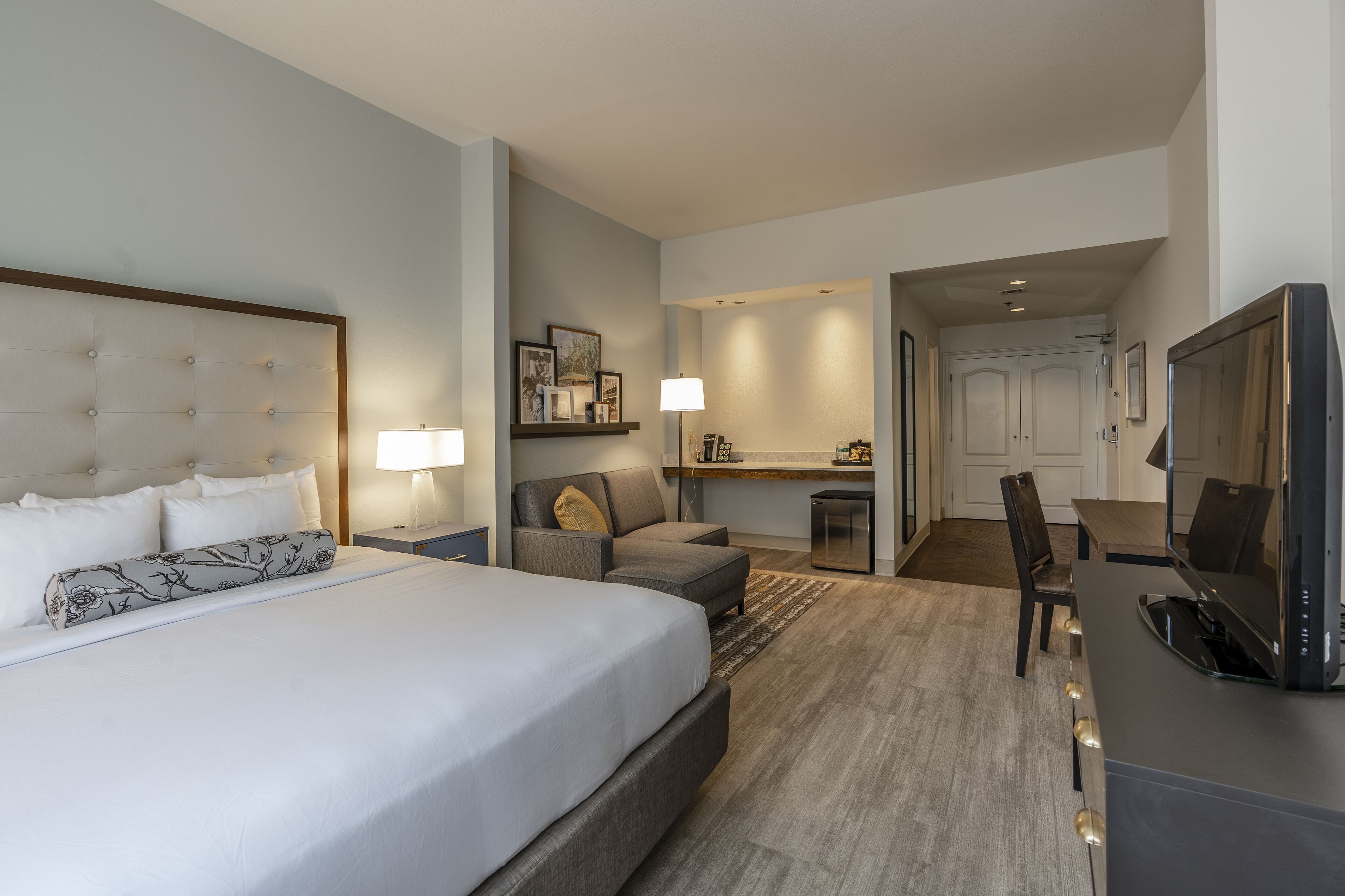 deluxe room, non smoking | 1 bedroom, pillow-top beds, in-room safe, desk