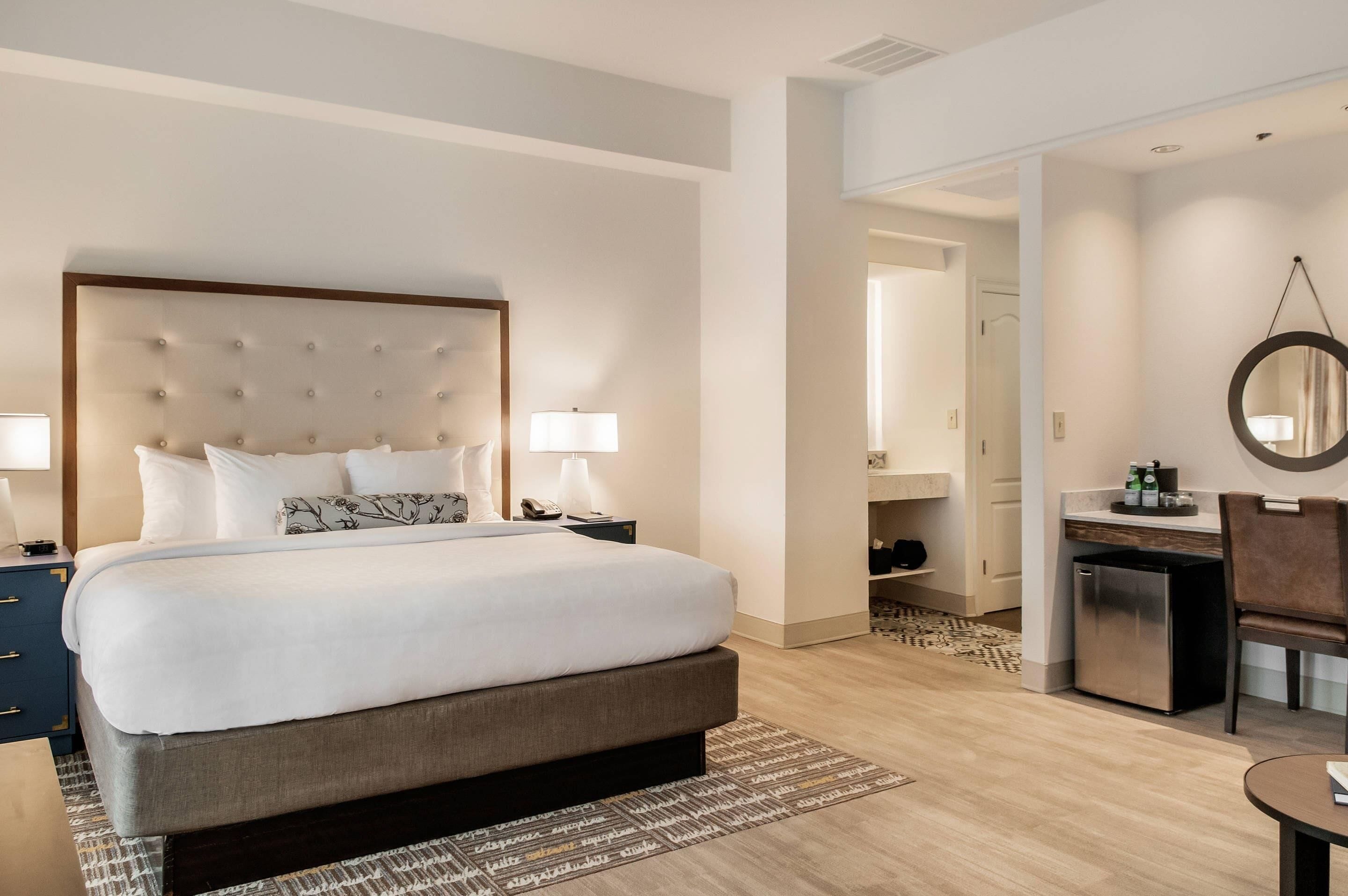 Habitación, 1 cama King size, para no fumadores, balcón | Camas con pillow-top, caja de seguridad en la habitación y escritorio 