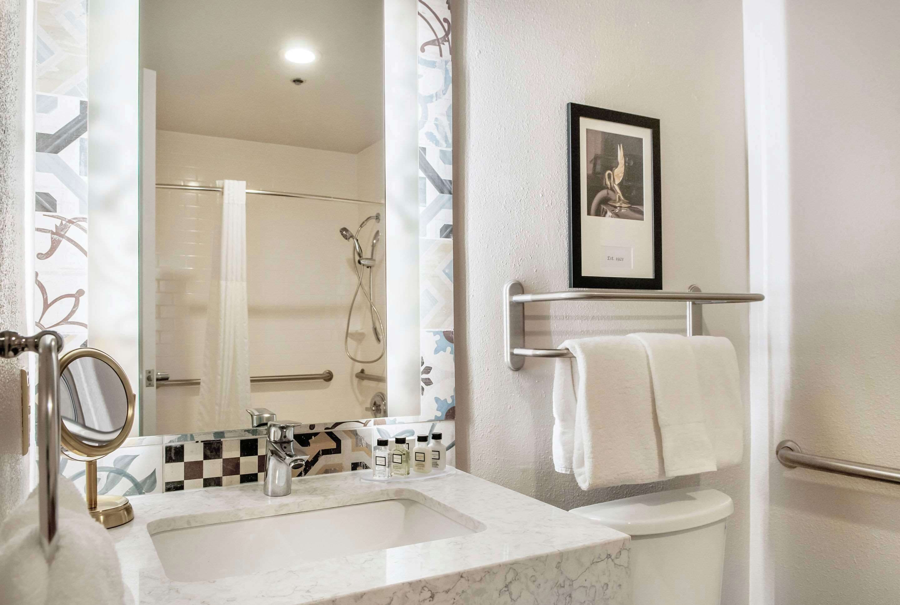 room, 1 king bed, accessible, non smoking | 1 bedroom, pillow-top beds, in-room safe, desk