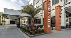 Pillow-top beds, in-room safe, desk, laptop workspace - St Charles Coach House, an Ascend Collection Hotel (New Orleans)