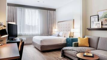 Rom, 1 kingsize-seng, tilgjengelighetstilpasset, ikke-røyk | Senger med overmadrass, safe på rommet og skrivebord