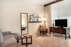 Quarto, 1 cama King, para não fumantes, sacada | Camas com colchões pillow-top, cofres nos quartos, escrivaninha