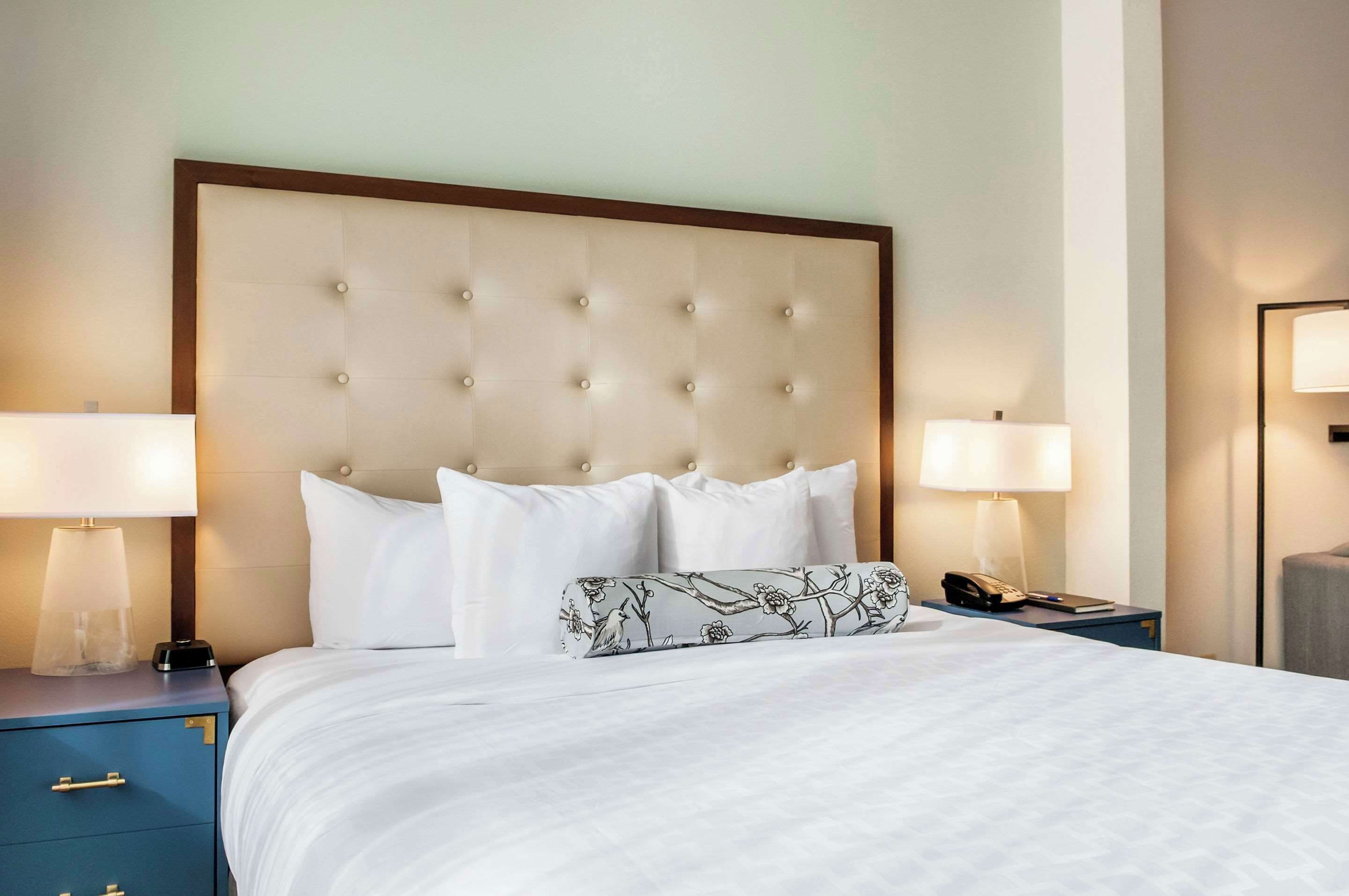 deluxe room, non smoking | 1 bedroom, pillow-top beds, in-room safe, desk