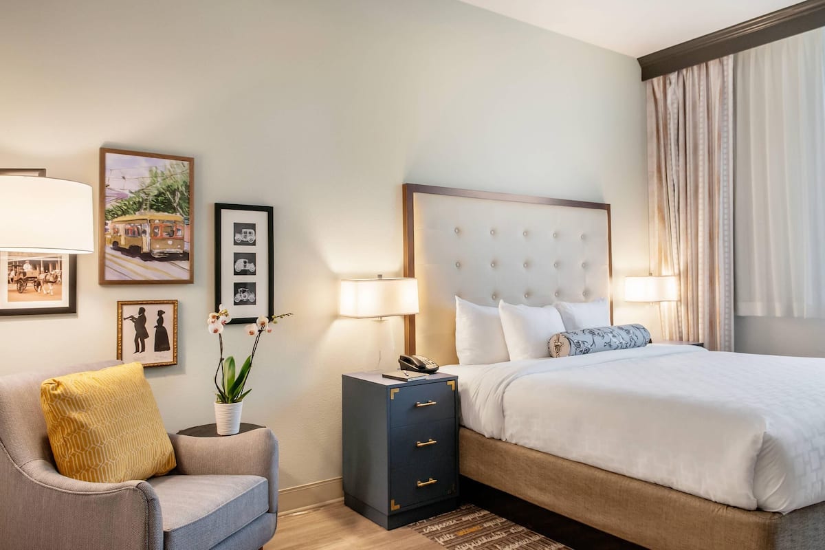 Habitación estándar, 1 cama de matrimonio grande, no fumadores | Colchones con acolchado adicional, caja fuerte, escritorio