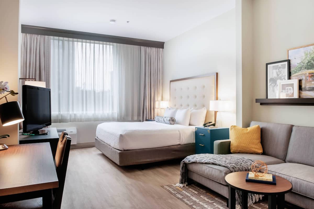 Habitación, 1 cama de matrimonio grande, accesible para personas con discapacidad, no fumadores | Colchones con acolchado adicional, caja fuerte, escritorio