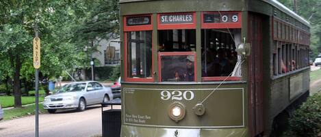 Een oude tram met nummer 920 en de bestemming 'St. Charles' rijdt over een straat.