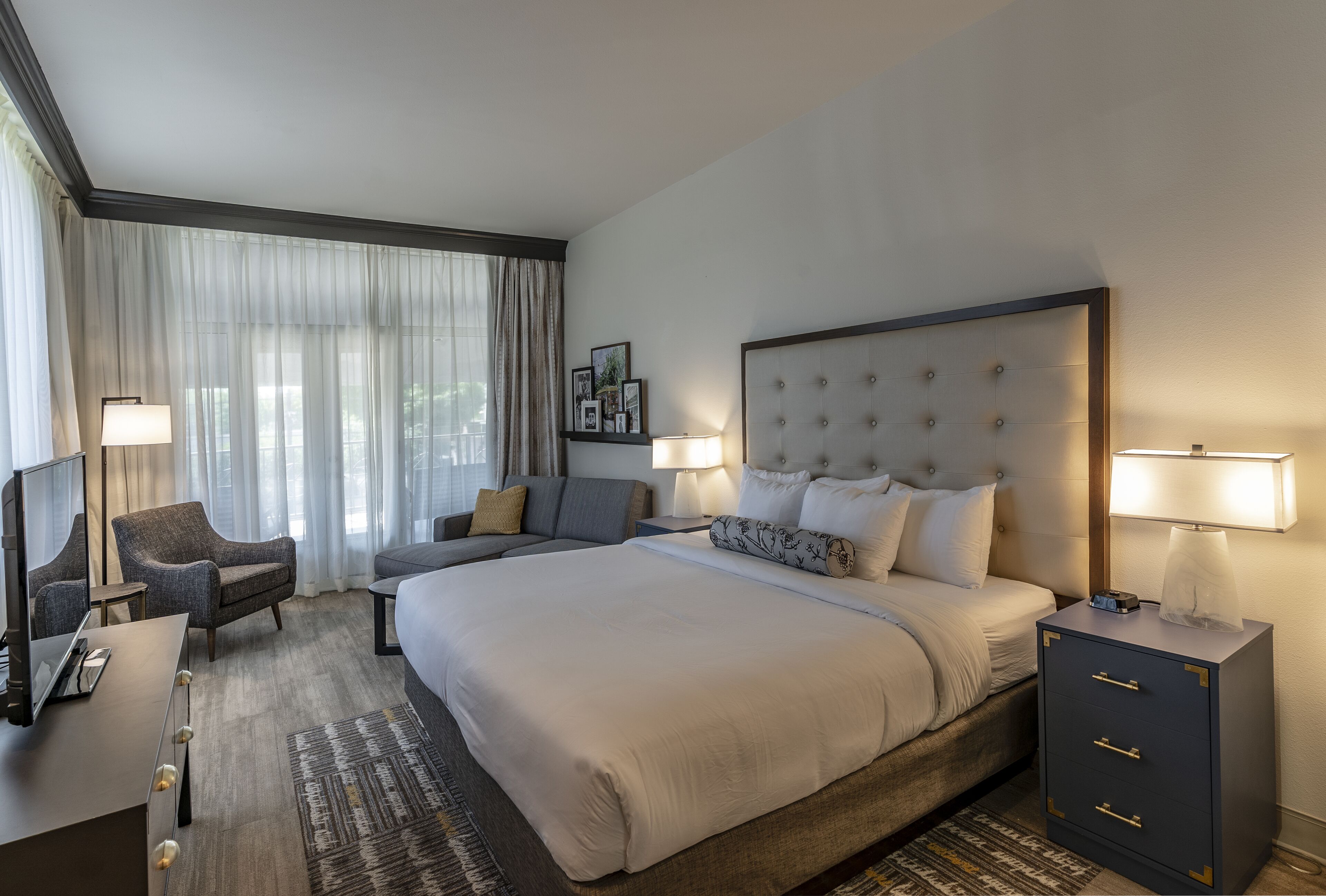 Rom, 1 kingsize-seng, ikke-røyk, balkong | Senger med overmadrass, safe på rommet og skrivebord