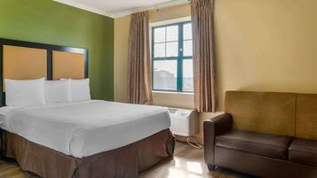 Työpöytä, kannettavalle tietokoneelle sopiva työtila, pimennysverhot