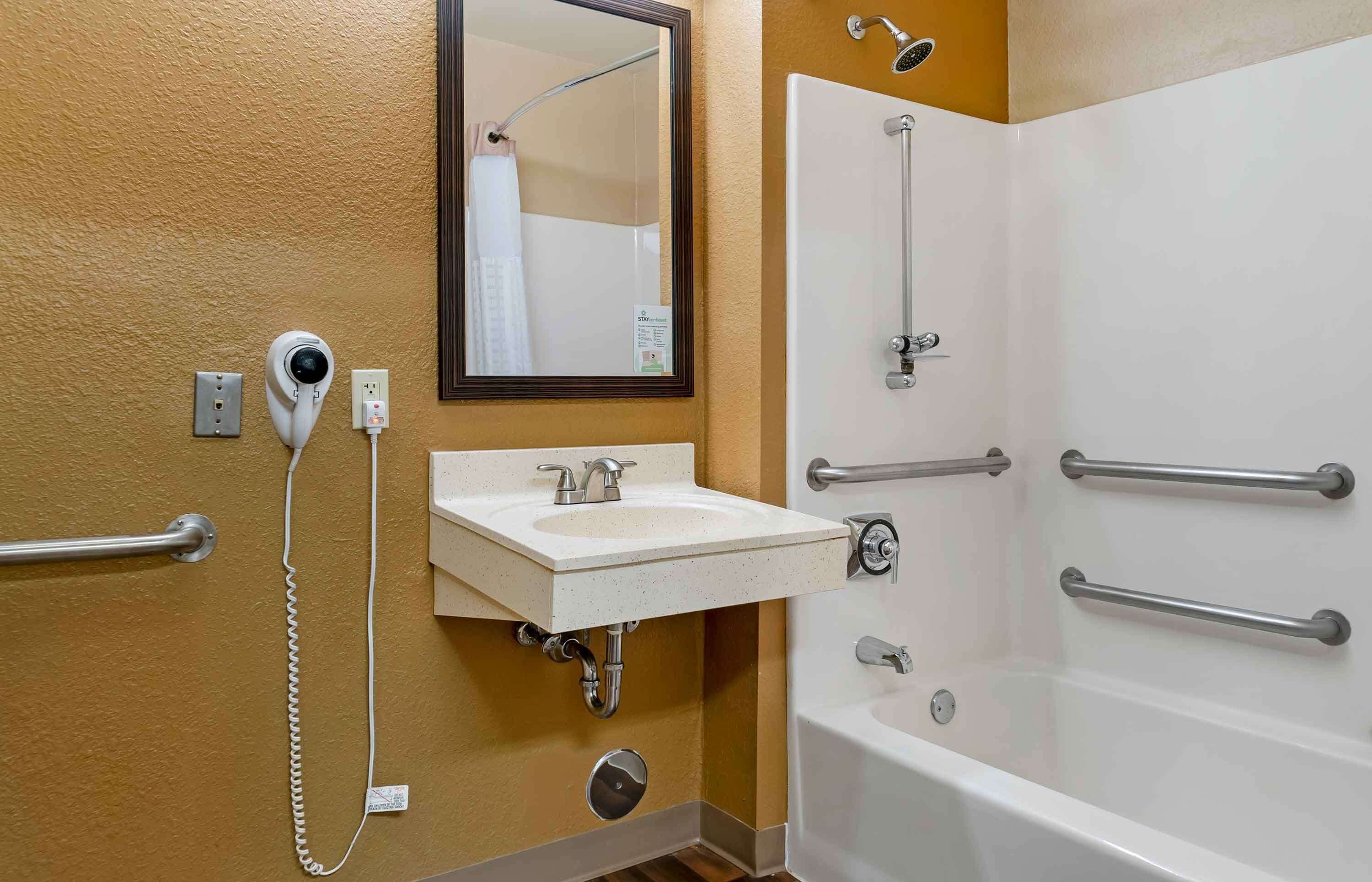 Studio, 1 Queen Bed, Accessible, Non Smoking | Bathroom