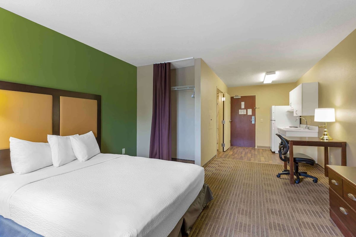 studio, 1 queen bed, accessible, non smoking | desk, iron/ironing board, free wifi