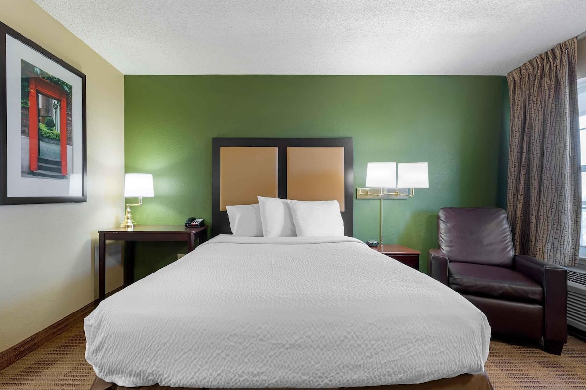 Studio, 1 Queen Bed, Non Smoking | Desk, iron/ironing board, WiFi (free)