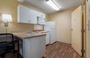 Studio, 1 Queen Bed, Non Smoking | Desk, iron/ironing board, free WiFi
