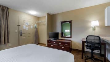 Studio, 1 Queen Bed, Non Smoking | Desk, iron/ironing board, WiFi (free)