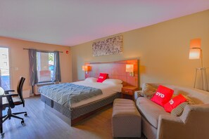 Meja kerja, Wi-Fi gratis, seprai linen, dan jam alarm