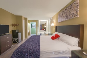 Zimmer, 1 King-Bett, Whirlpool | Schreibtisch, kostenloses WLAN, Bettwäsche, Wecker