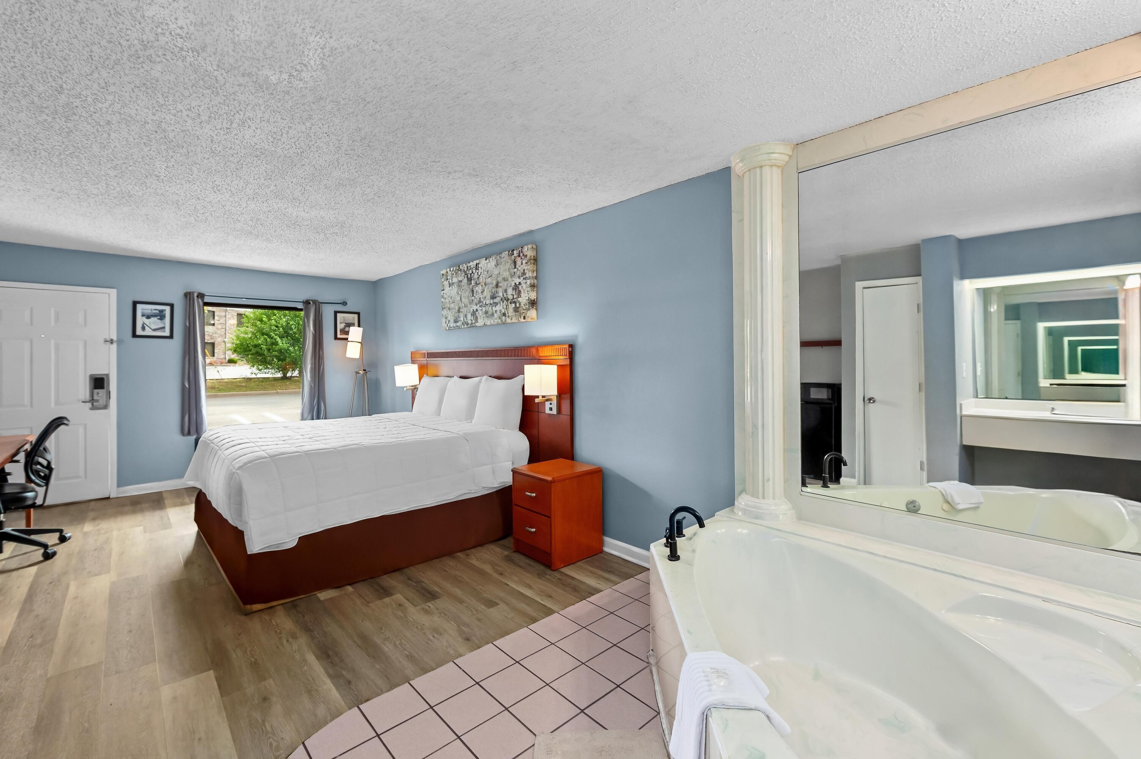 Chambre, 1 très grand lit, baignoire à jets | Bureau, Wi-Fi gratuit, draps fournis, réveils