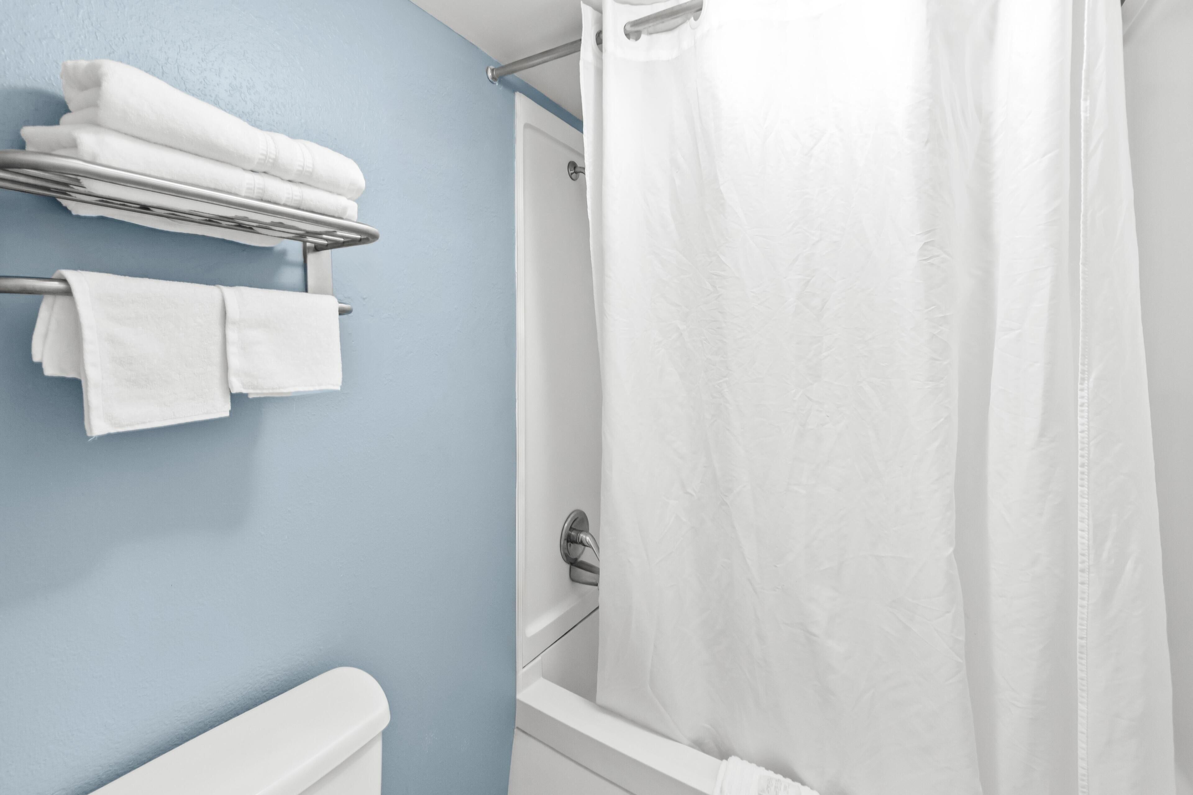 Værelse - 1 kingsize-seng | Badeværelse | Gratis toiletartikler, hårtørrer, håndklæder