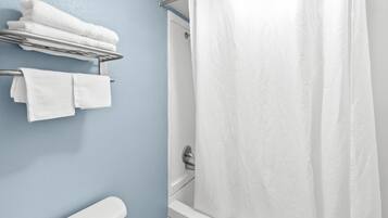 Værelse - 1 kingsize-seng | Badeværelse | Gratis toiletartikler, hårtørrer, håndklæder