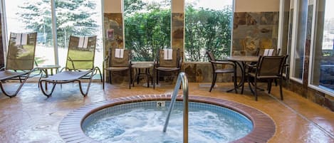 Piscine couverte, chaises longues