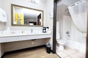Bañera con ducha, artículos de tocador gratuitos, secador de pelo