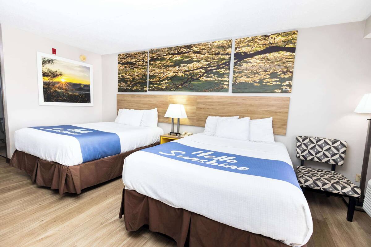 Kamar Standar, 2 Tempat Tidur Queen | Meja kerja, setrika/meja setrika, dan tempat tidur bayi gratis