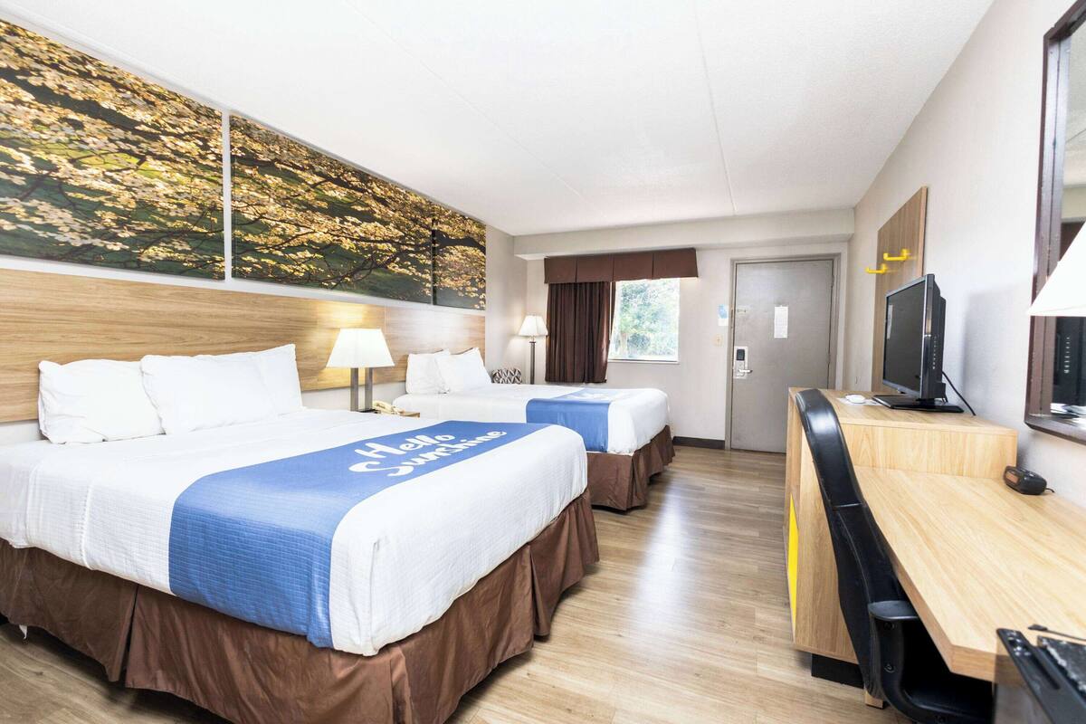 Kamar Standar, 2 Tempat Tidur Queen | Meja kerja, setrika/meja setrika, dan tempat tidur bayi gratis