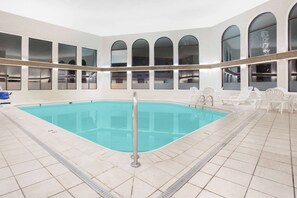 Alberca techada, acceso de 06:00 a 00:00, y camastros