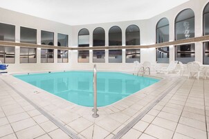 室内游泳池，06:00 至 00:00 开放，日光浴躺椅