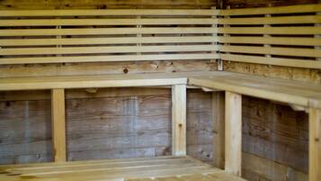 Eine Sauna mit Holzbänken und Rippenholzboden.