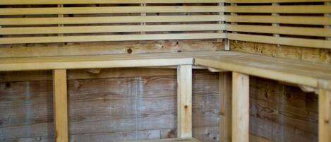 Eine Sauna mit Holzbänken und Rippenholzboden.