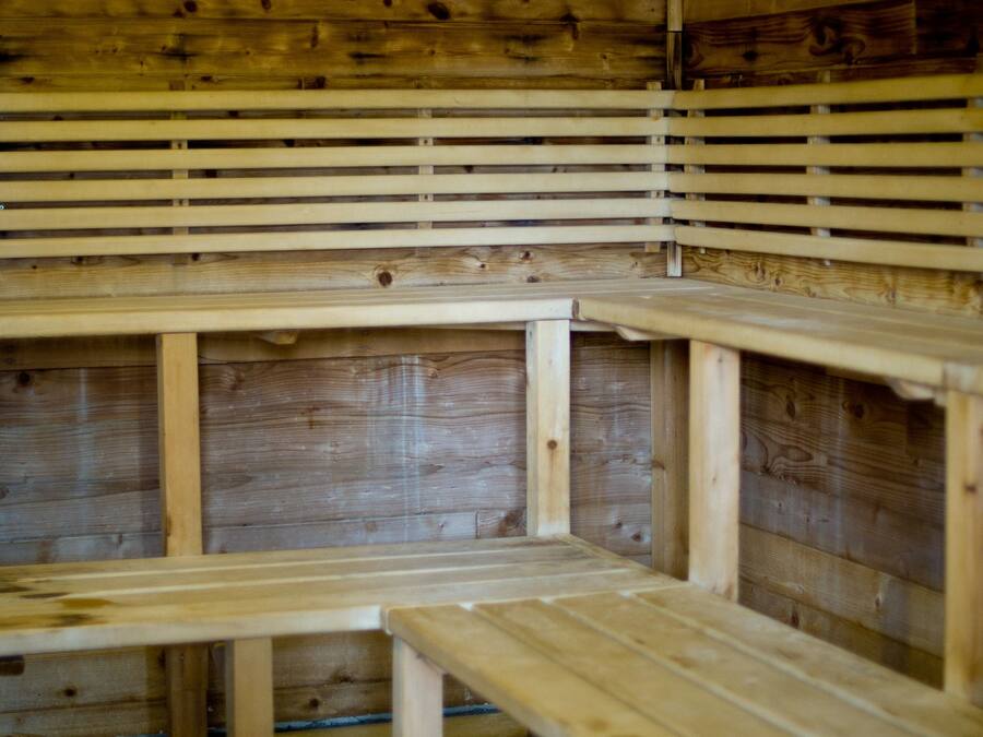 Eine Sauna mit Holzbänken und Rippenholzboden.