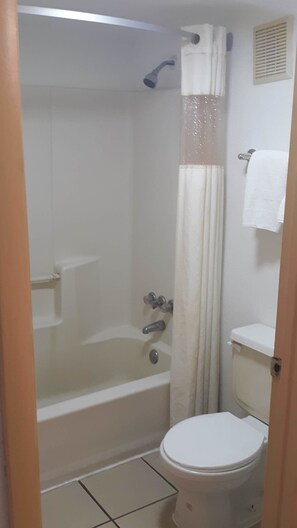 ห้องพัก, เตียงใหญ่ 2 เตียง, พร้อมสิ่งอำนวยความสะดวกสำหรับผู้พิการ | ห้องน้ำ | ฝักบัว, ผ้าเช็ดตัว