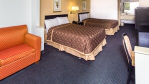Habitación Deluxe, 2 camas matrimoniales | Escritorio y ropa de cama 